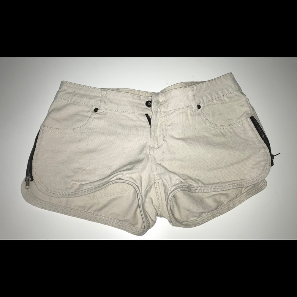 Beige short with zipper